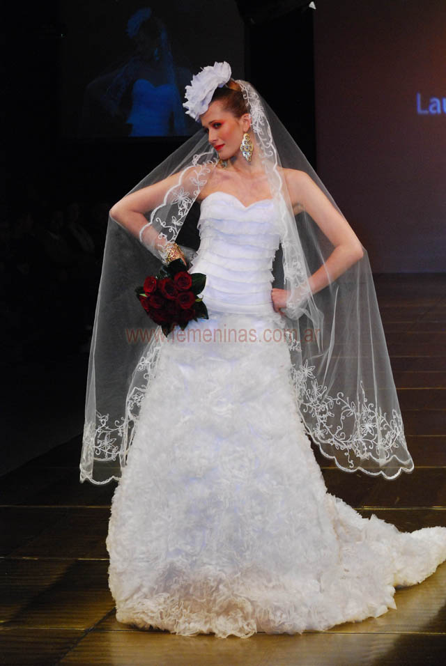 Vestido de novia corset capas de gasa falda volados Laurencio Adot